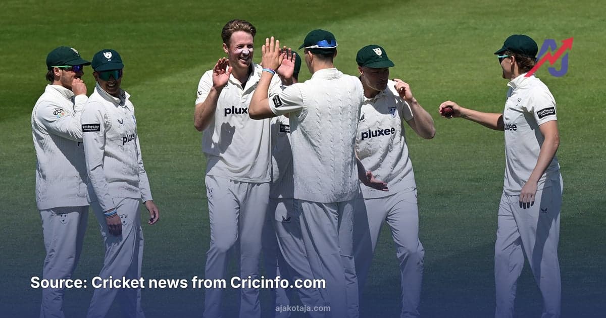 Twenty wickets fall on opening day at New Road as Worcestershire leads Derbyshire